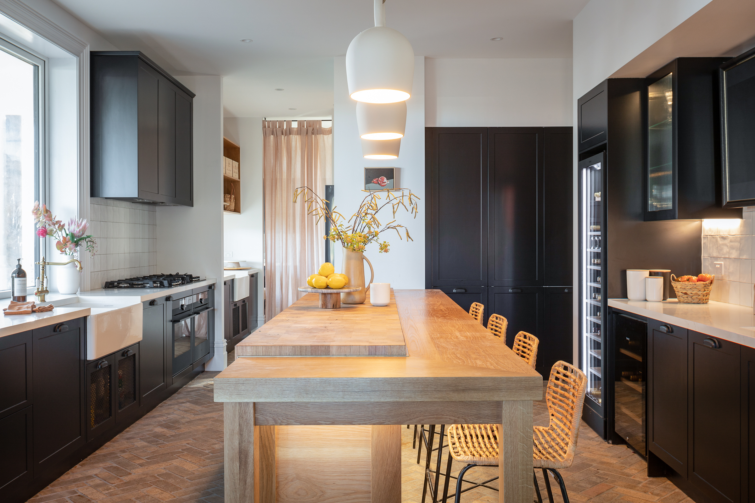 Scotty’s kitchen celebrates a Modern Farmhouse aesthetic. Shaker-style Sierra kitchen cabinets in Black Matt, new Perforated Metal Door Inserts and Plate Racks, and marble-look Caesarstone