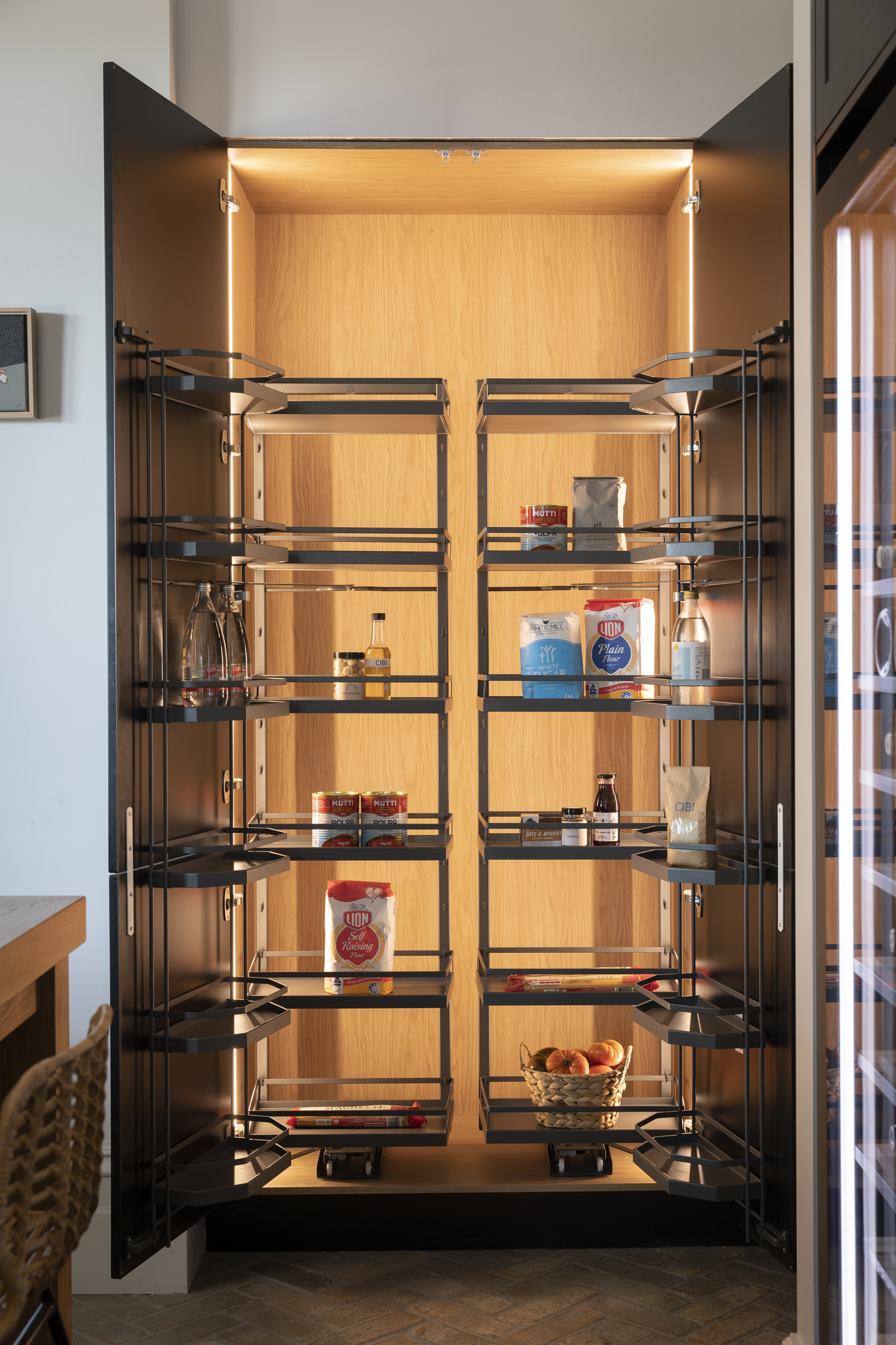  Internal storage solutions have been included to maximise functionality and ease of use. Simple yet effective, Inner Drawers and Cutlery Trays ensure drawers are easy to arrange and keep tidy, while Hettich AvanTech YOU drawers light up the contents within