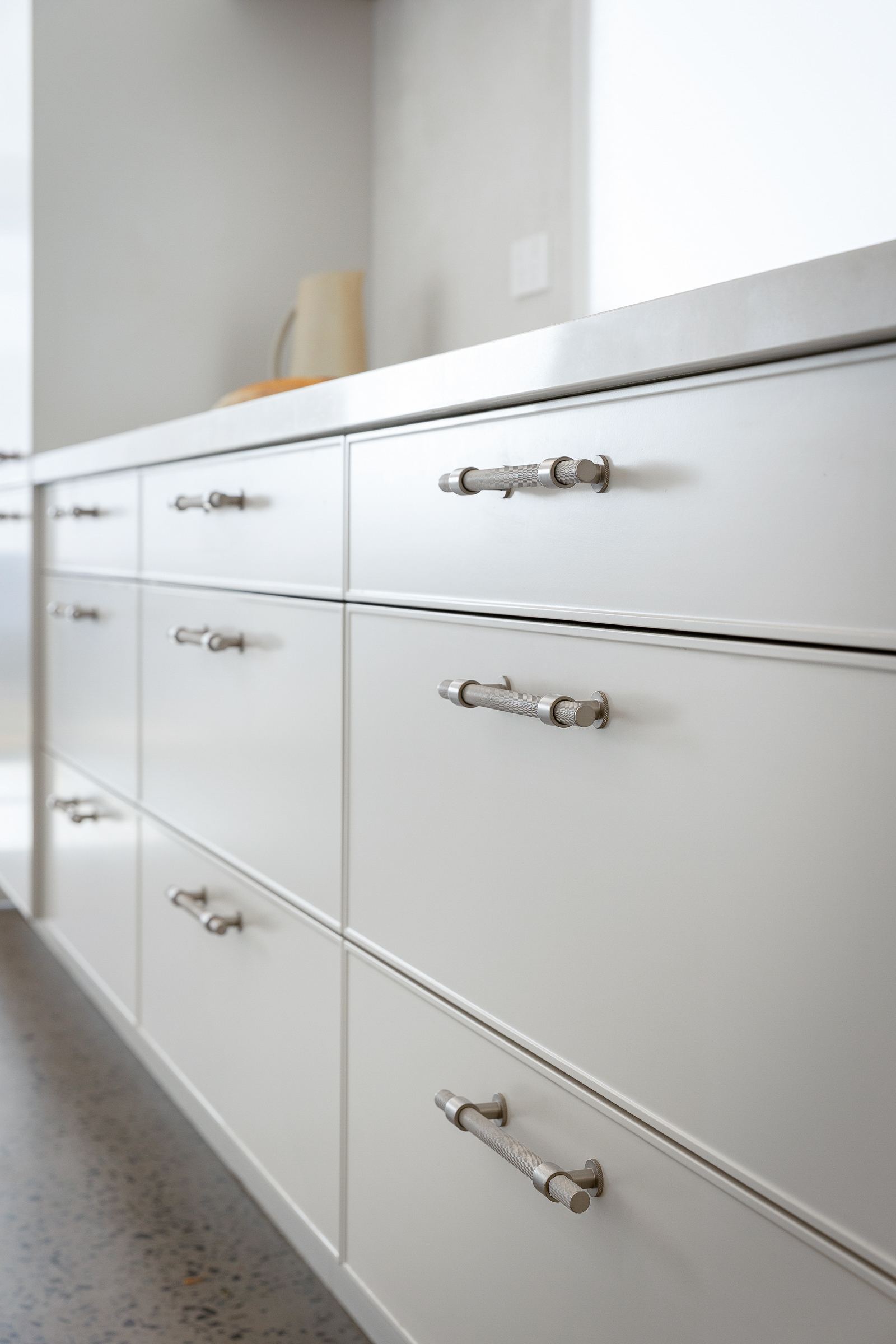 From Knobs to Pulls: 2023 Cabinet Hardware Trends