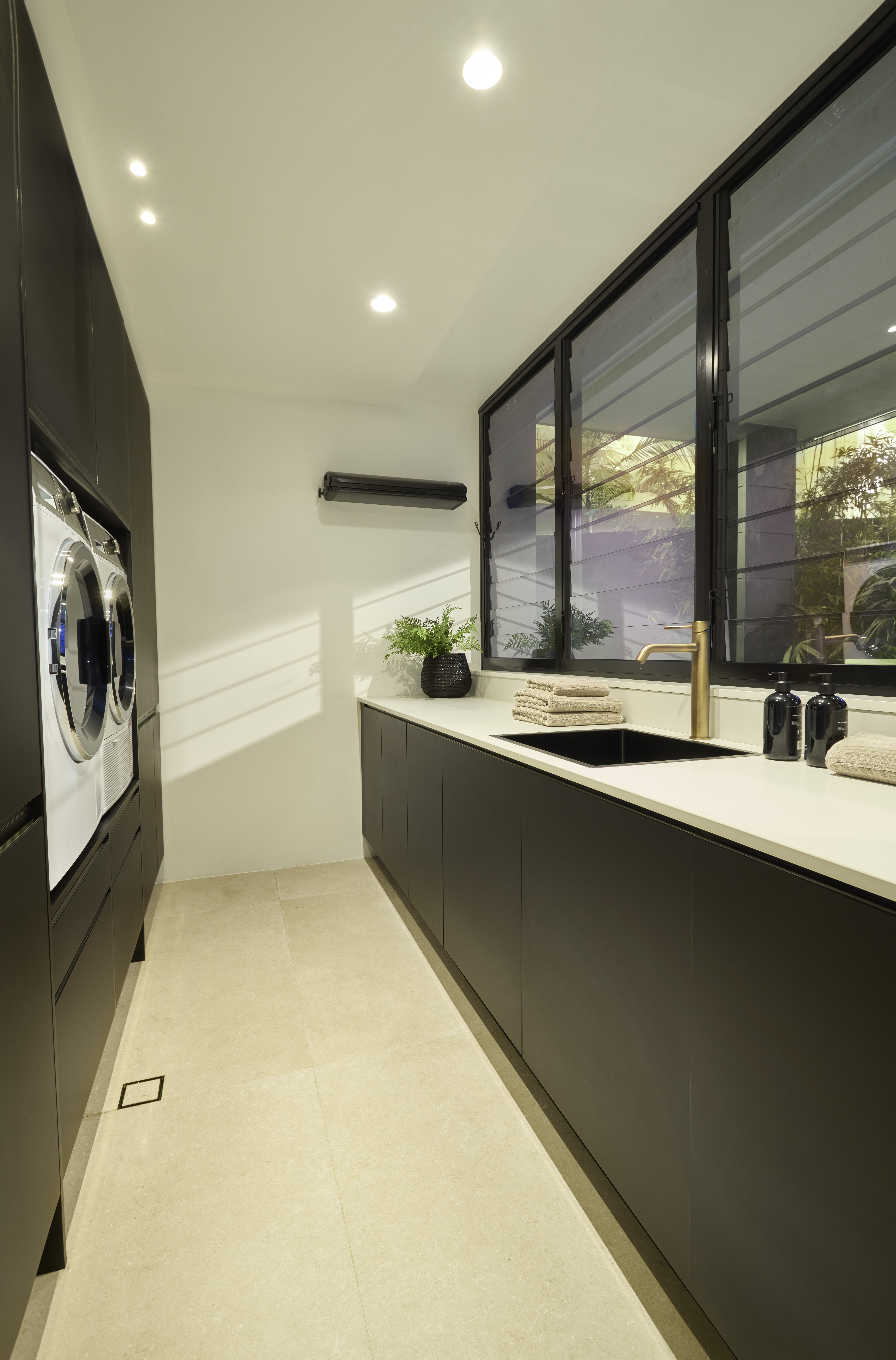 galley-style-black-and-white-laundry