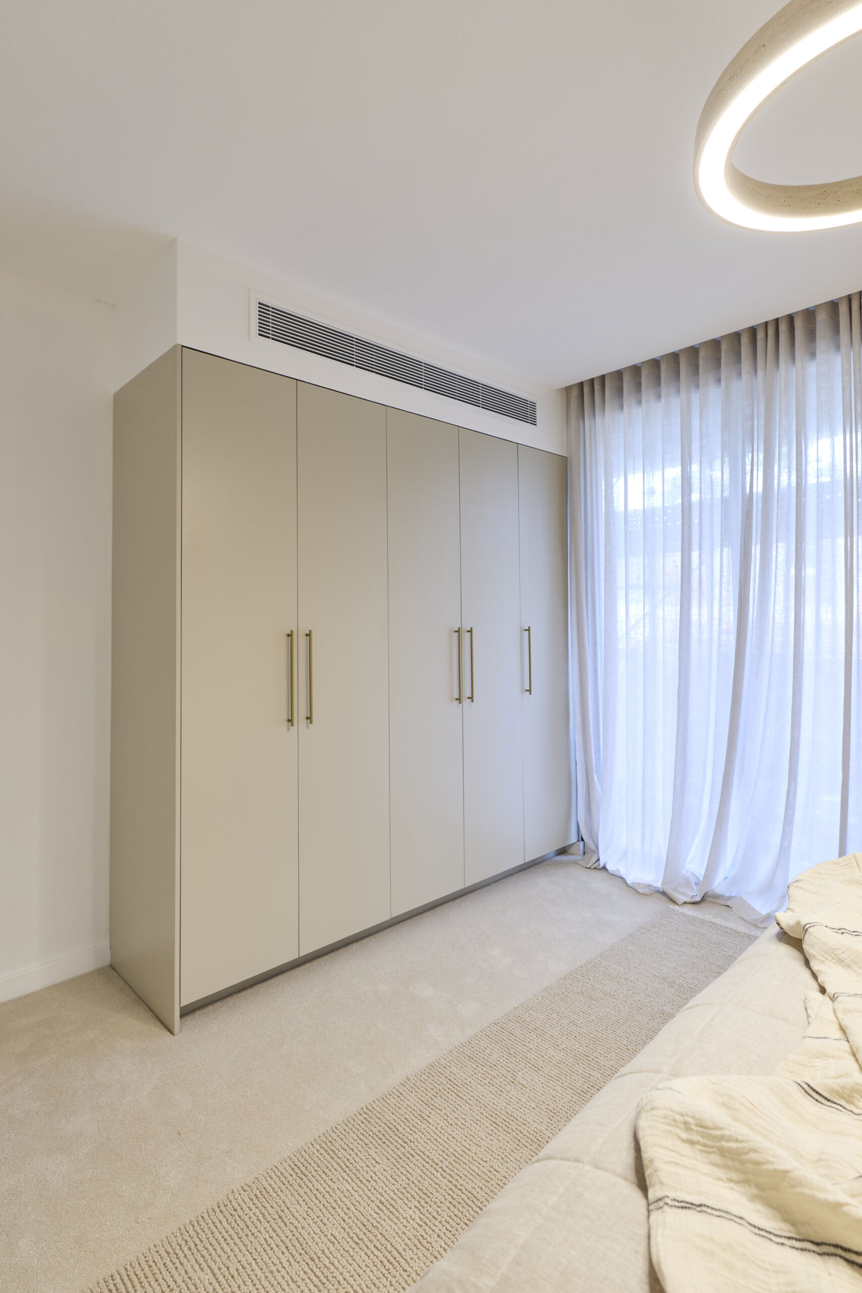 H2 RM6 GUEST SUITE BEDROOM & ENSUITE Chantel and Wyatt-046 Closed built in wardrobe with grey doors and brass handles.