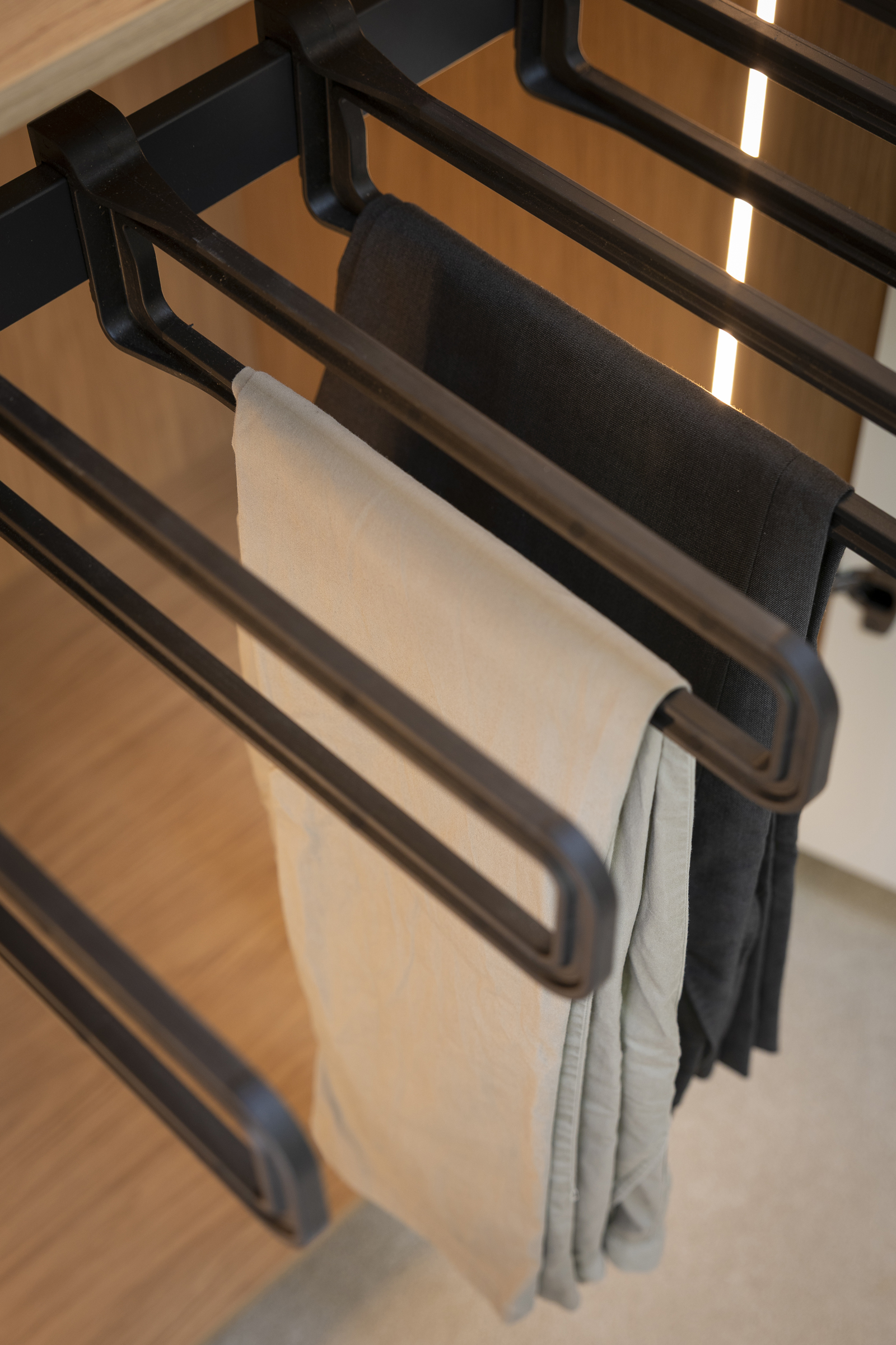 Pull out trouser rack